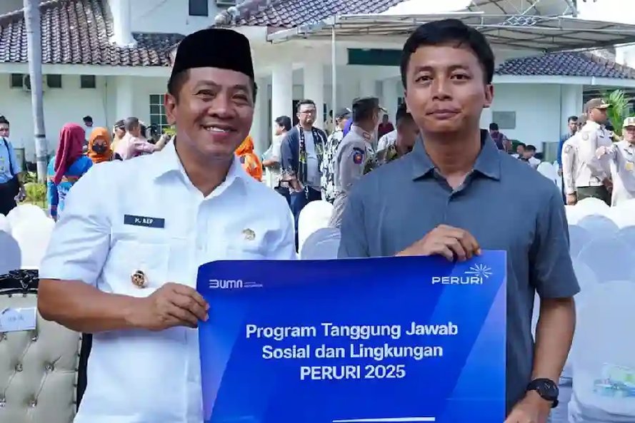 Penyerahan hewan kurban secara simbolik dari Peruri kepada masyarakat Karawang (foto: Dok PERURI)